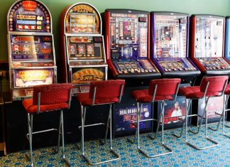 AGCs “frustrated” as UK government delays resolving 80/20 slot rule Slot machines