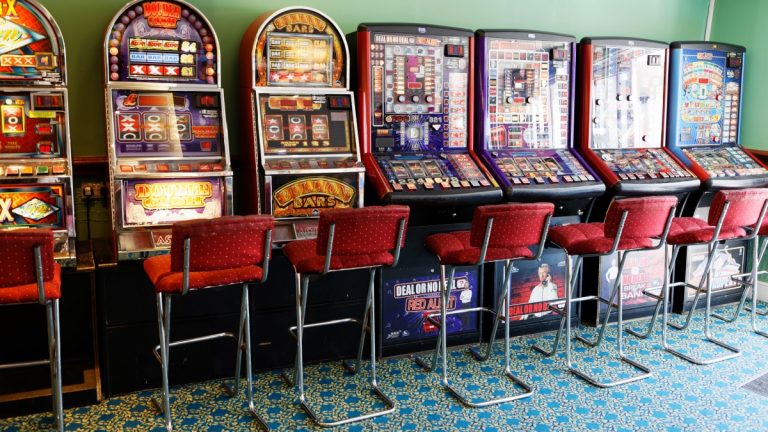 AGCs “frustrated” as UK government delays resolving 80/20 slot rule Slot machines