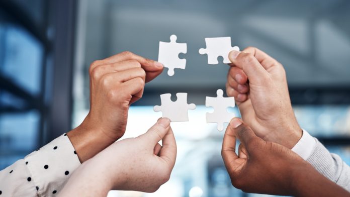 igp-igaming-deck-popiplay-integration Puzzle pieces being brough together, showing an integration