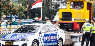 Indonesian Police clampdown on illegal gambling in £7m sting Indonesian police car