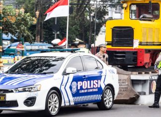 Indonesian Police clampdown on illegal gambling in £7m sting Indonesian police car