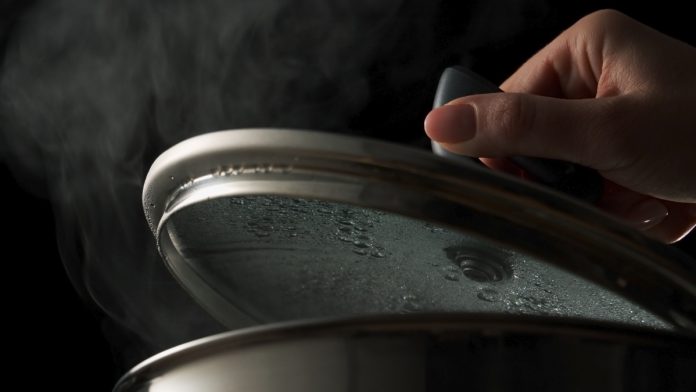 uk-gambling-commission-black-market-trends Lifting a cooking lid