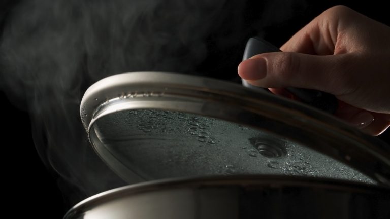 Lifting a cooking lid