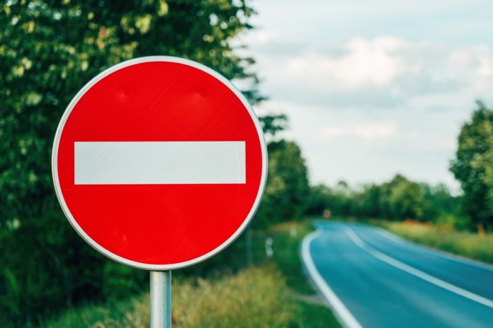 No,Entry,Traffic,Sign,By,The,Empty,European,Road,,Selective No entry