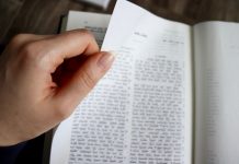 Philippines confirms end of POGO chapter Hand turning a page