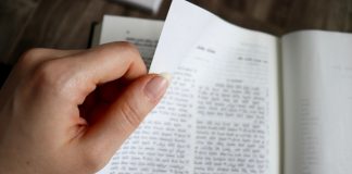 Philippines confirms end of POGO chapter Hand turning a page