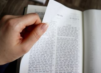 Philippines confirms end of POGO chapter Hand turning a page