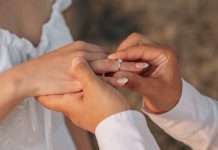 iGP says yes to Optimove’s engagement boost Man putting ring on a woman's finger