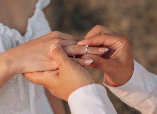 iGP says yes to Optimove’s engagement boost Man putting ring on a woman's finger