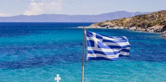 Amusnet: omnichannel is key to Greek casino success Greek flag with ocean in background