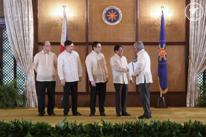 Philippine-President-shows-PAGCOR-support-for-government-contributions PAGCOR Chair and Chief Executive Officer Alejandro H Tengco